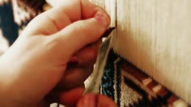 Halı dokuma. Türk kadını bir manuel sallama makinesi ile barış hakiki deve yün ile bir halı dokuma. 