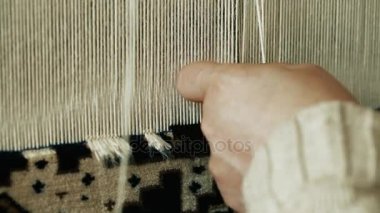 Halı dokuma. Türk kadını bir manuel sallama makinesi ile barış hakiki deve yün ile bir halı dokuma. 