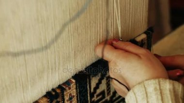 Halı dokuma. Türk kadını bir manuel sallama makinesi ile barış hakiki deve yün ile bir halı dokuma. 