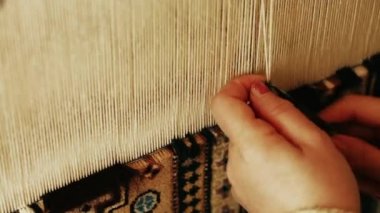Halı dokuma. Türk kadını bir manuel sallama makinesi ile barış hakiki deve yün ile bir halı dokuma. 