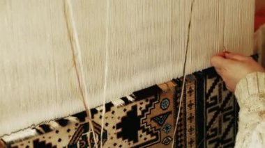 Halı dokuma. Türk kadını bir manuel sallama makinesi ile barış hakiki deve yün ile bir halı dokuma. 