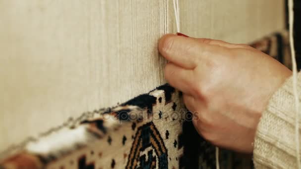 Teppichweberei. Türkin webt mit einer Handwinkmaschine einen Teppich aus echter Kamelwolle. — Stockvideo