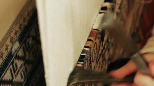 Tissage de tapis. Femme turque tissant un tapis avec la paix de la laine de chameau authentique avec une machine à onduler manuelle . 