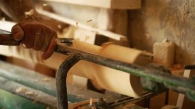 Meslek, insanlar, doğrama, doğrama ve insanlar kavramı - marangoz atölyesinde çalışan