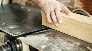 Meslek, insanlar, doğrama, doğrama ve insanlar kavramı - marangoz atölyesinde çalışan