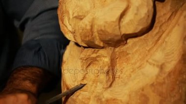 Çalışma ile ahşap heykel ve oyma ahşap heykeltıraş