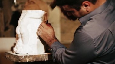 Heykeltraş inşaat mermer heykelciği ile