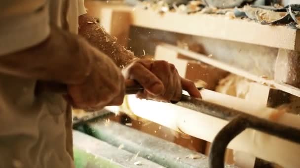 Beroep, mensen, timmerwerk, houtbewerking en mensen concept - timmerman werken bij workshop — Stockvideo