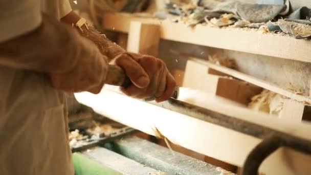 Profesión, personas, carpintería, carpintería y concepto de personas - carpintero que trabaja en el taller — Vídeos de Stock