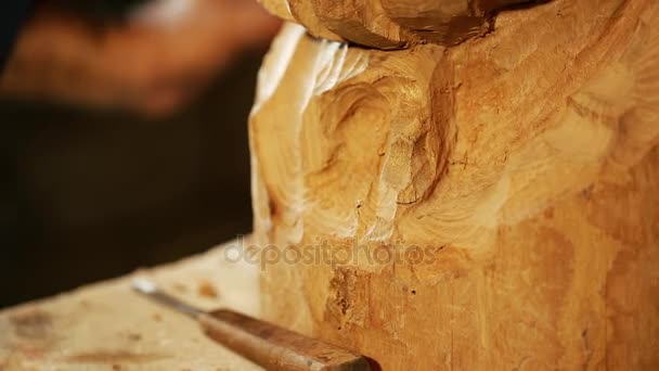 Скульптор работает с деревянной статуей и резьбой по дереву — стоковое видео