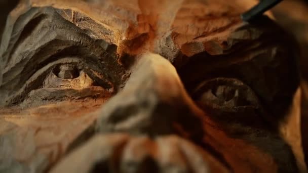 Sculpteur travaillant avec une statue en bois et sculptant du bois — Video