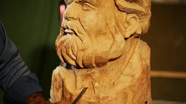 Escultor trabalhando com estátua de madeira e escultura de madeira — Vídeo de Stock