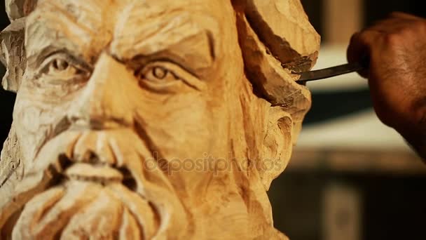 Sculptor working with wooden statue and carving wood — Stock Video