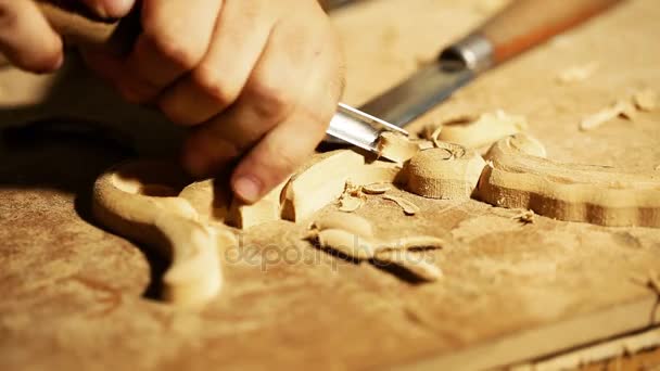 Wood carving master works - närbild video skjutning — Stockvideo