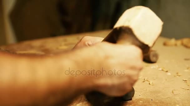 Madeira escultura mestre obras - close up vídeo tiro — Vídeo de Stock