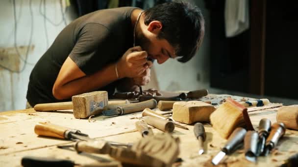 Trabajos de tallado en madera maestro - primer plano de grabación de vídeo — Vídeos de Stock