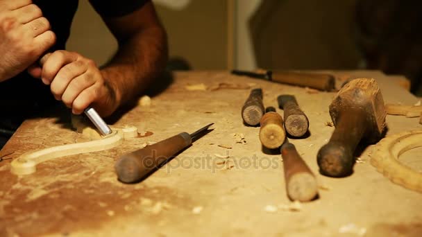 Wood carving master works - närbild video skjutning — Stockvideo