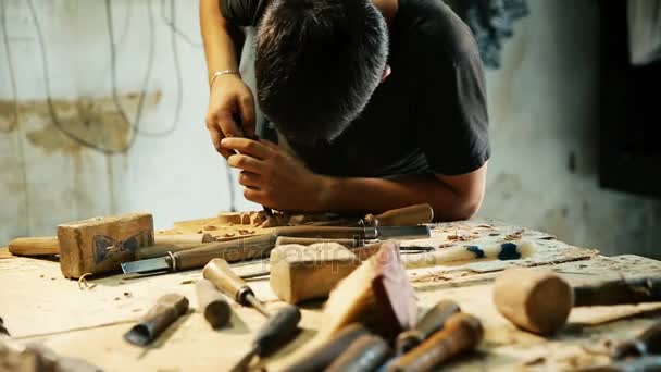 Trabajos de tallado en madera maestro - primer plano de grabación de vídeo — Vídeos de Stock