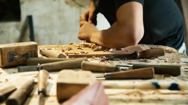 Trabajos de tallado en madera maestro - primer plano de grabación de vídeo — Vídeo de stock