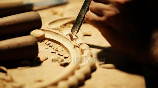 Trabajos de tallado en madera maestro - primer plano de grabación de vídeo — Vídeos de Stock