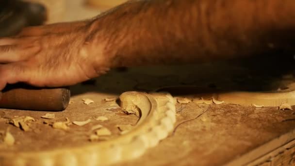 Madeira escultura mestre obras - close up vídeo tiro — Vídeo de Stock