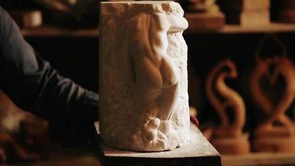 Scultore opere con statuetta in marmo — Video Stock