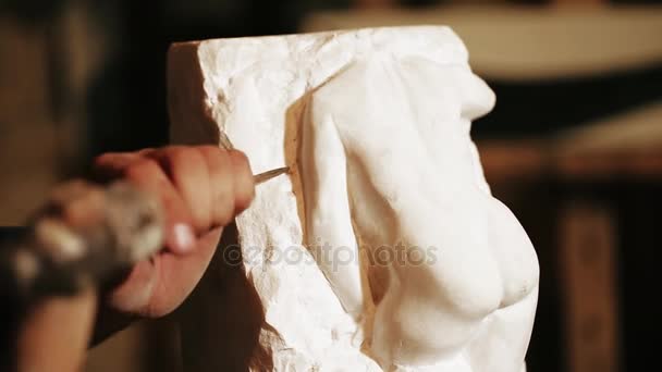 Scultore opere con statuetta in marmo — Video Stock