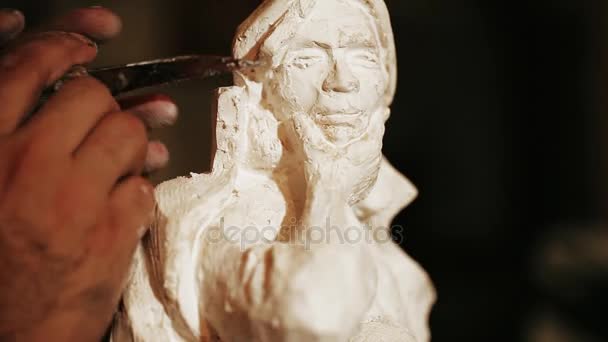 Lavoro scultore con gesso — Video Stock