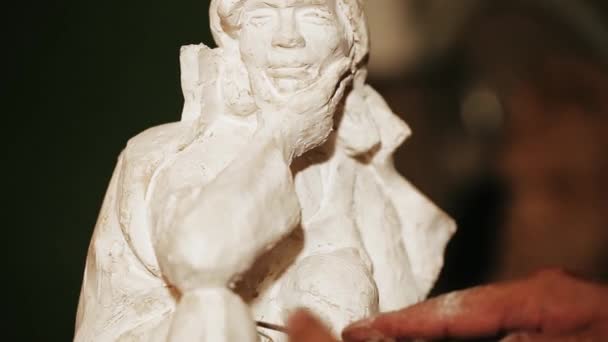 Sculptor work with gypsum — Stock Video