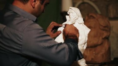 Heykeltraş iş alçı ile