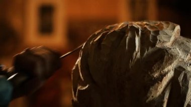 Çalışma ile ahşap heykel ve oyma ahşap heykeltıraş