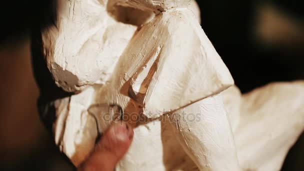 雕刻家工作与石膏 — 图库视频影像