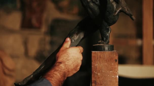 Sculpteur travaillant sur un monument en argile — Video
