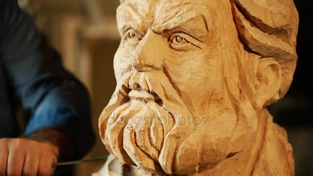 Escultor trabalhando com estátua de madeira e escultura de madeira — Vídeo de Stock