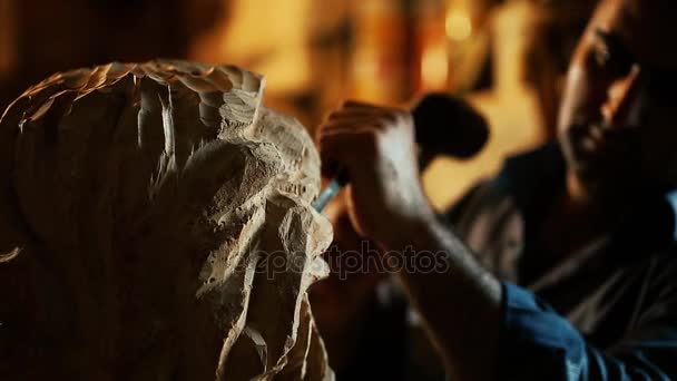 Beeldhouwer werken met houten standbeeld en carving hout — Stockvideo