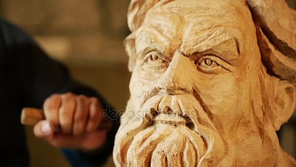 Scultore che lavora con statua in legno e legno intagliato — Video Stock