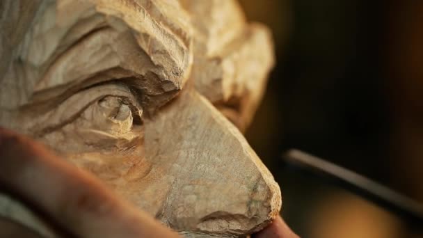 Beeldhouwer werken met houten standbeeld en carving hout — Stockvideo