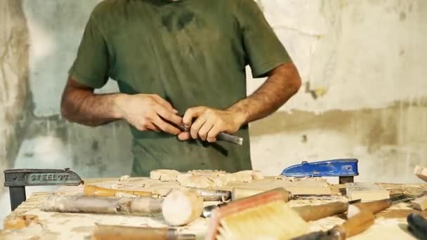 Trabajos de tallado en madera maestro - primer plano de grabación de vídeo — Vídeos de Stock