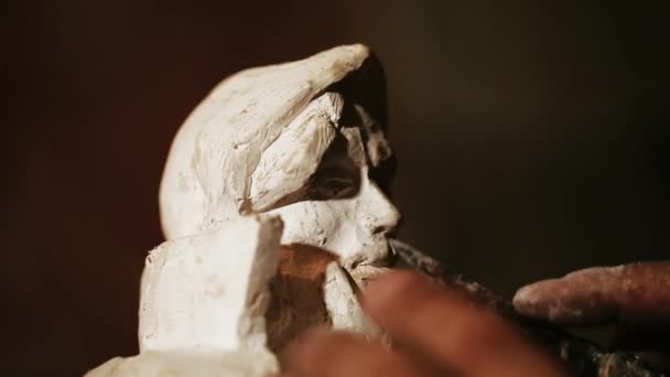 Lavoro scultore con gesso — Video Stock