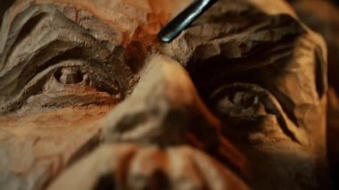 Çalışma ile ahşap heykel ve oyma ahşap heykeltıraş