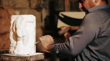Heykeltraş inşaat mermer heykelciği ile
