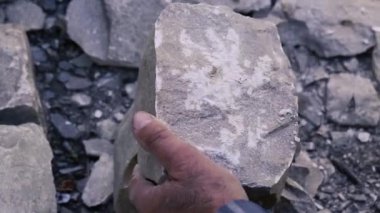Balyoz ile granit blok kesme taş ustası. Taşlar inşaat için yunuslama. Beton taş isabet kızak çekiç ile taş işçisi. Azerbaycan heykeltıraş oyma taş. Oyma mezar taşçı