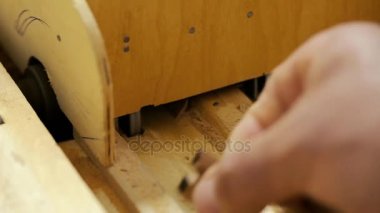 Ahşap - marangoz Atölyesi'nde uçak ve ahşap tahta ile çalışma