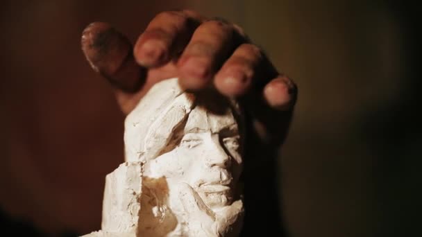 Скульптор работает с гипсом — стоковое видео