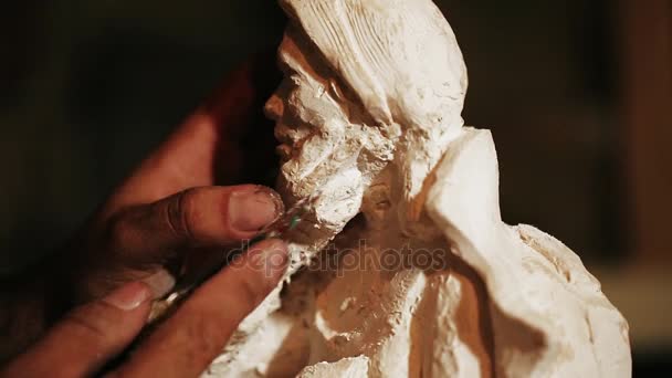 Travail de sculpteur avec du gypse 