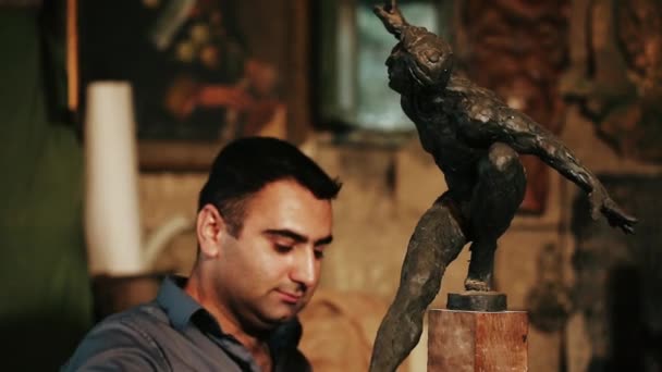 Bildhauer arbeitet an einem Denkmal aus Ton — Stockvideo