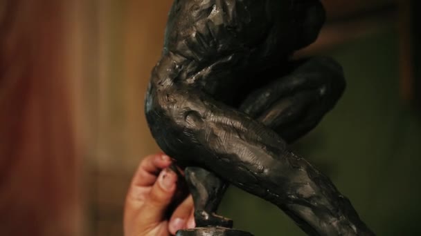 Sculpteur travaillant sur un monument en argile — Video