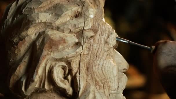 Szobrász dolgozik a fából készült szobor és fa faragás — Stock videók