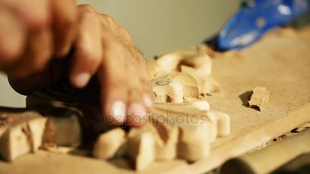 Hout snijwerk meesterwerken - close-up video ontspruiten — Stockvideo