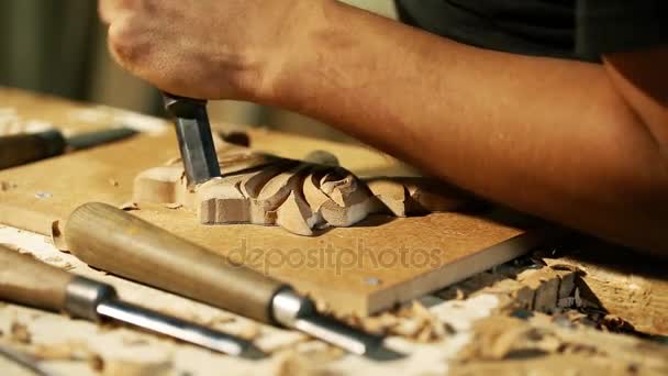 Wood carving mistrza utworów - bliska filmowania — Wideo stockowe